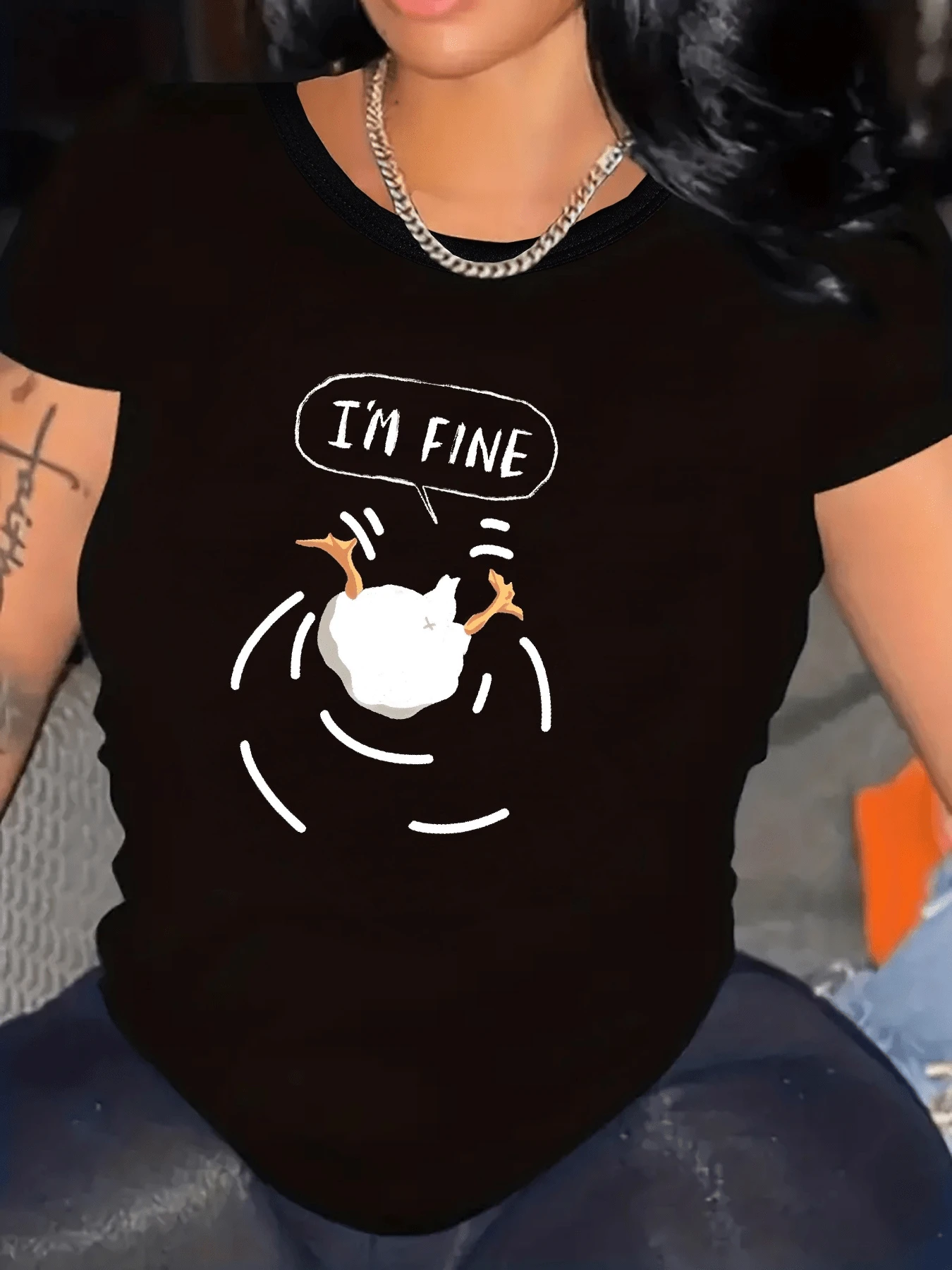 Figura divertida de un pollito caído con la frase I'm fine que simboliza humor irónico y actitud positiva ante los desafíos de la vida camiseta de mujer casual moderna cómoda para uso diario - Negro - Ver 1