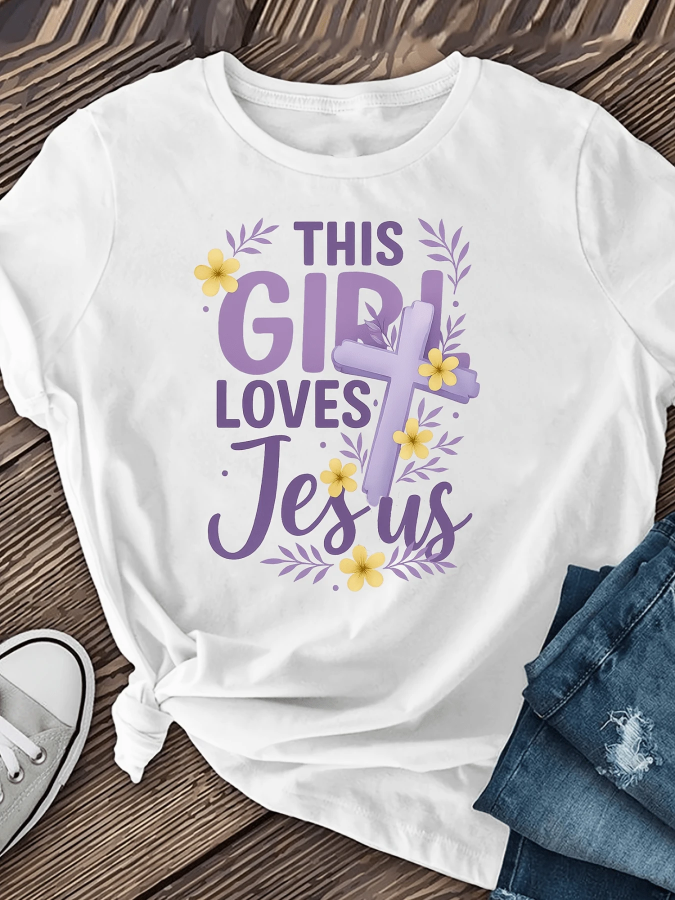 Purple Cross Surrounded By Yellow Flowers Symbolizing Faith, Hope, And Love With An Inspiring Spiritual Message. Comfortable And Stylish Casual Women's T-Shirt For Everyday Wear. - 白色 - 查看 1