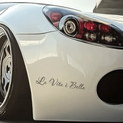 Hình dán xe hơi bằng vinyl chống thấm nước với dòng chữ viết tay "La Vita è Bella" (Cuộc sống tươi đẹp) dành cho ngoại thất xe hơi.