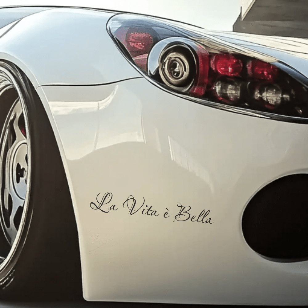 Hình dán xe hơi bằng vinyl chống thấm nước với dòng chữ viết tay "La Vita è Bella" (Cuộc sống tươi đẹp) dành cho ngoại thất xe hơi.
