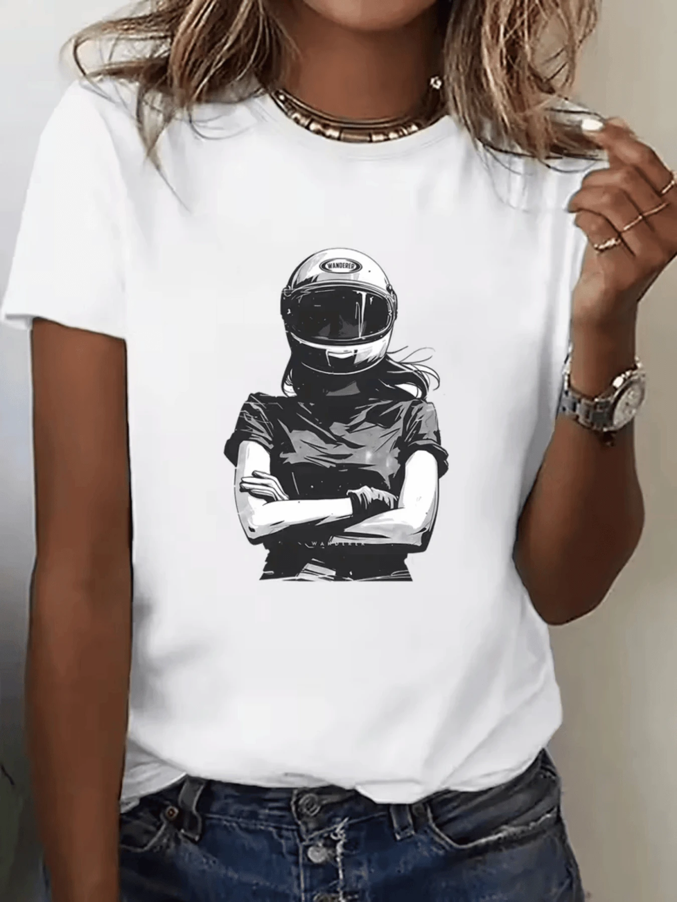 A Woman Wearing A Motorcycle Helmet Symbolizes Independence, Strength, And Determination, Defying Limits And Projecting A Modern And Confident Attitude. Comfortable, Casual, Youthful Women's T-Shirt - 白色 - 查看 1