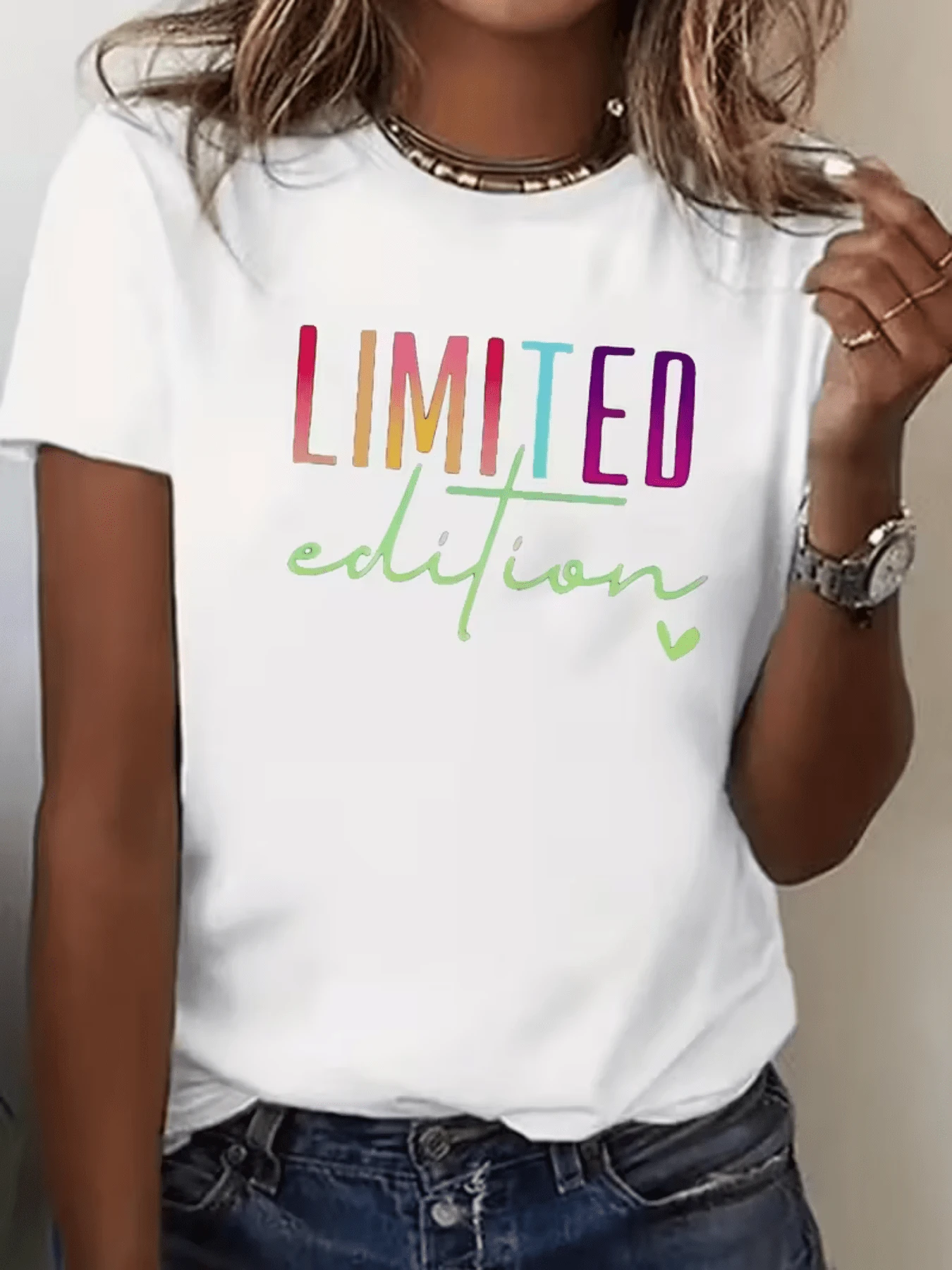 A Phrase In Vibrant Colors Expressing Energy, Positivity, And Authenticity, With Gradient Lettering Symbolizing Confidence And Love For What Is Unique. A Comfortable, Modern, Casual Women's T-Shirt. - 白色 - 查看 1
