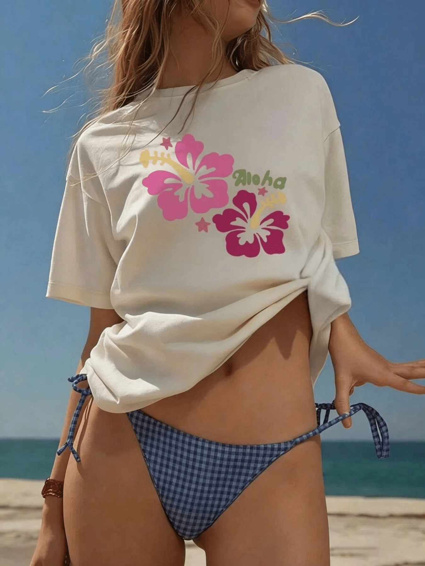 Tropical Hibiscus Flowers In Pink Tones Evoke The Freshness Of The Sea And Summer Energy, With The Word Aloha Conveying A Positive Spirit And Freedom. Comfortable Casual Women's T-Shirt For The Beach And Leisure. - 白色 - 查看 1