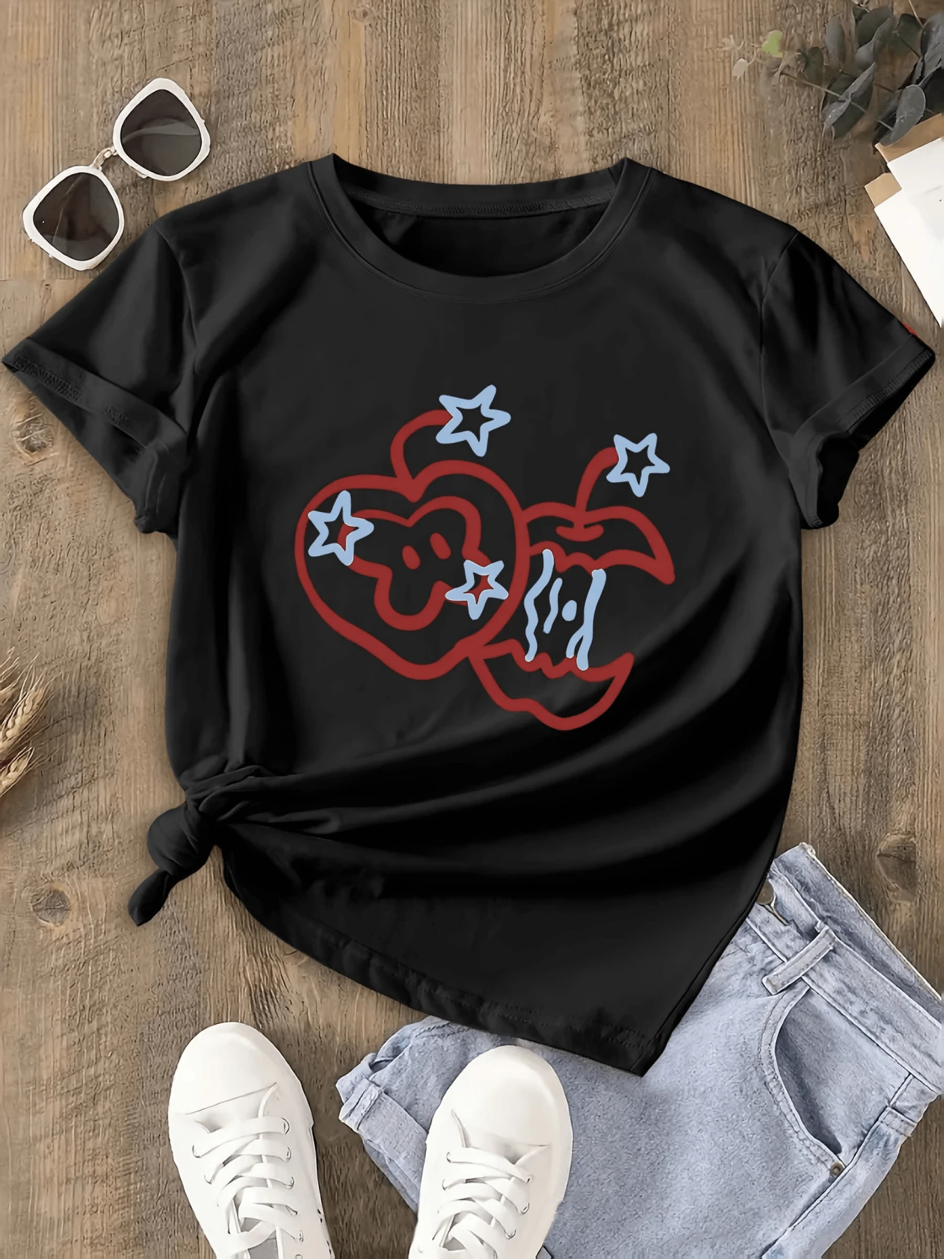 Red Apples With Playful Contours And Blue Stars Evoke A Fun Air Of Spontaneous Energy And Artistic Charm. Modern Casual Women's T-Shirt For Everyday Wear. - 黑色 - 查看 1