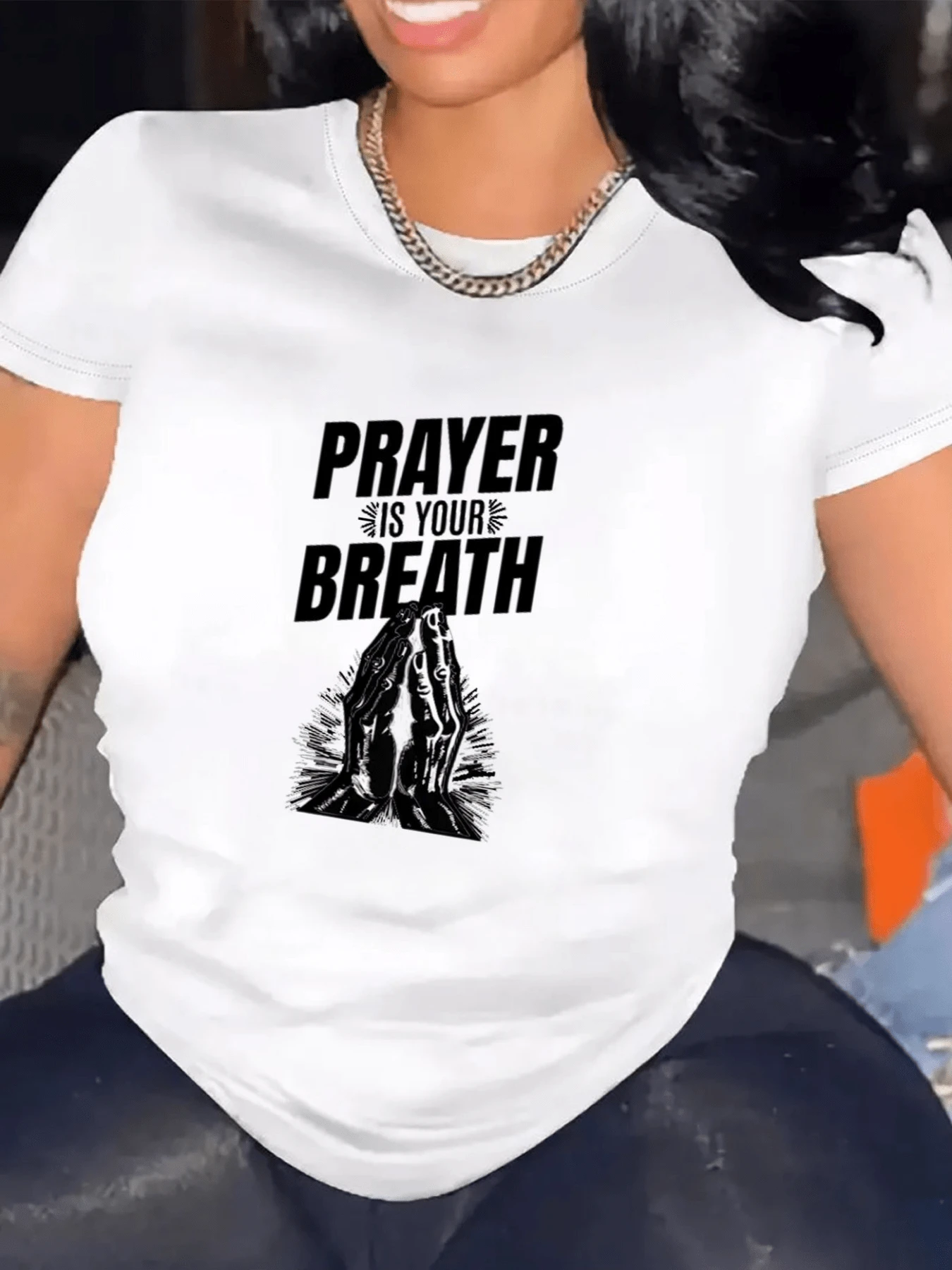 Hands Clasped And Raised Towards The Light Symbolizing Faith, Hope, And Spiritual Connection With Positive Energy That Inspires Inner Calm And Daily Strength. Comfortable Casual Women's T-Shirt For Everyday Wear. - 白色 - 查看 1