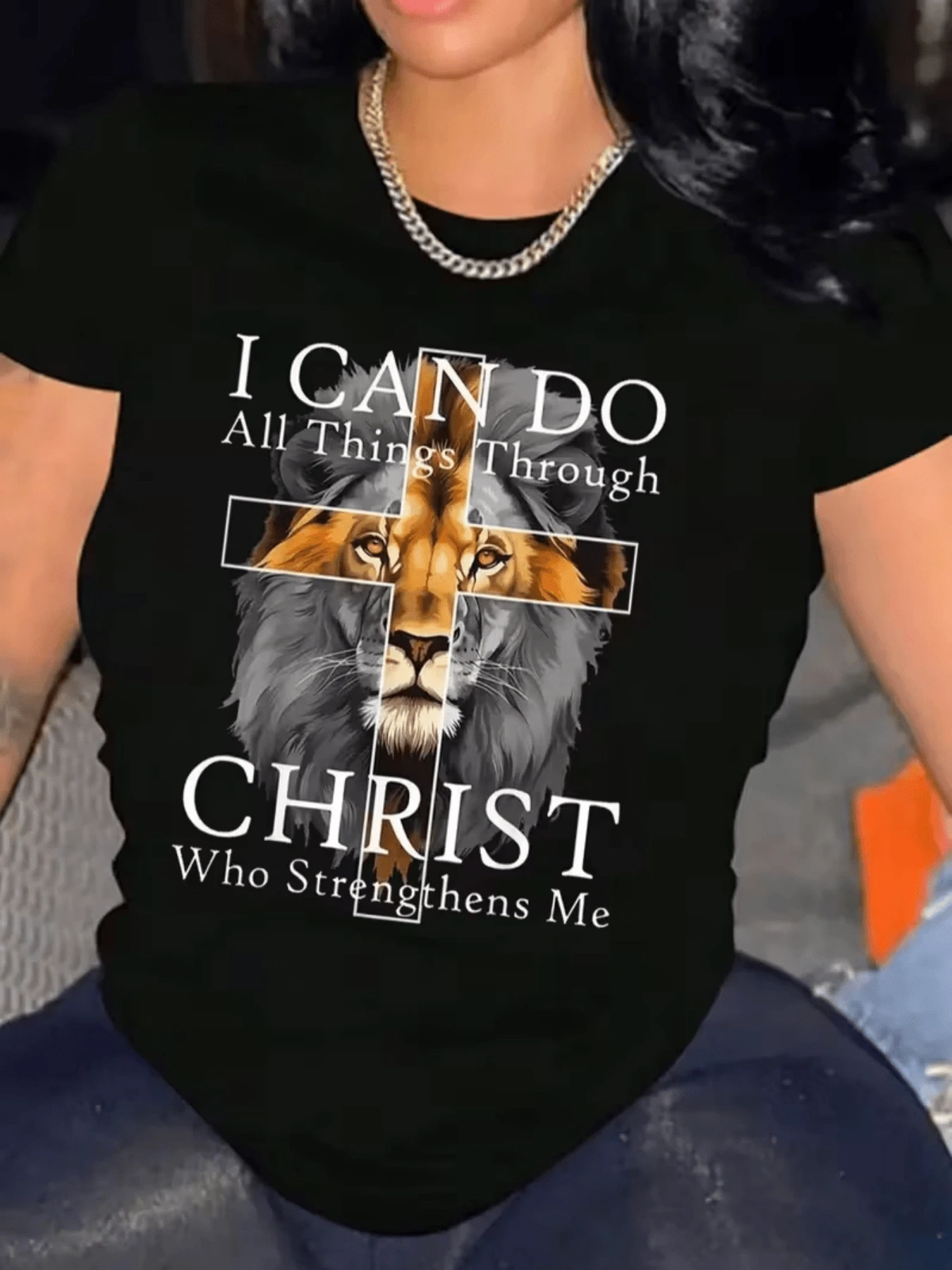 Cross With Lion Symbolizing Spiritual Strength And Unwavering Faith, Inspiring Courage And Inner Strength. Modern Women's T-Shirt, Comfortable And Perfect For Everyday Wear. - 黑色 - 查看 1