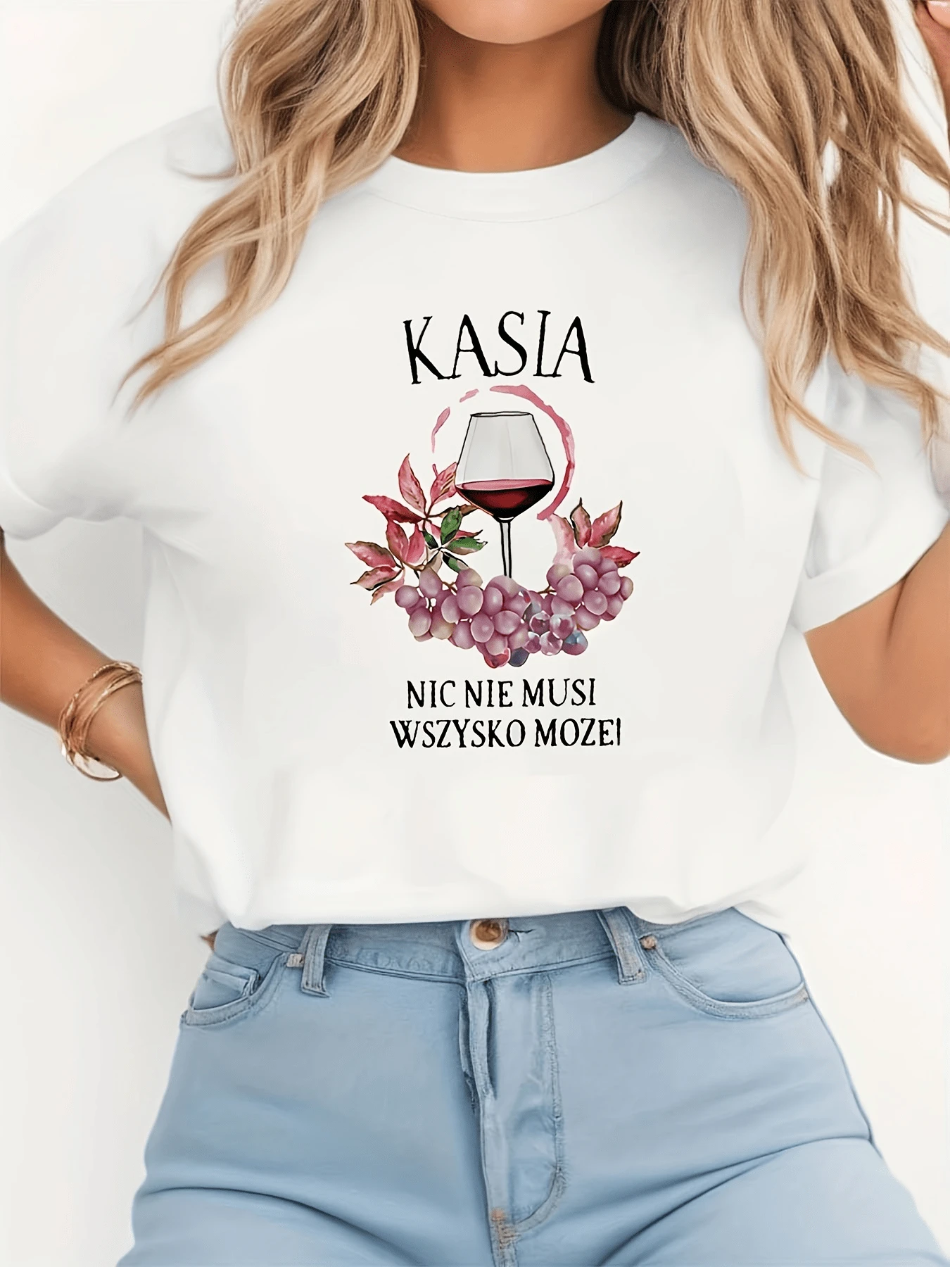 Copa de vino rodeada de racimos de uvas y hojas otoñales que evocan momentos de calma elegancia y placer para los sentidos camiseta de mujer casual cómoda y moderna para uso diario - Blanco - Ver 1