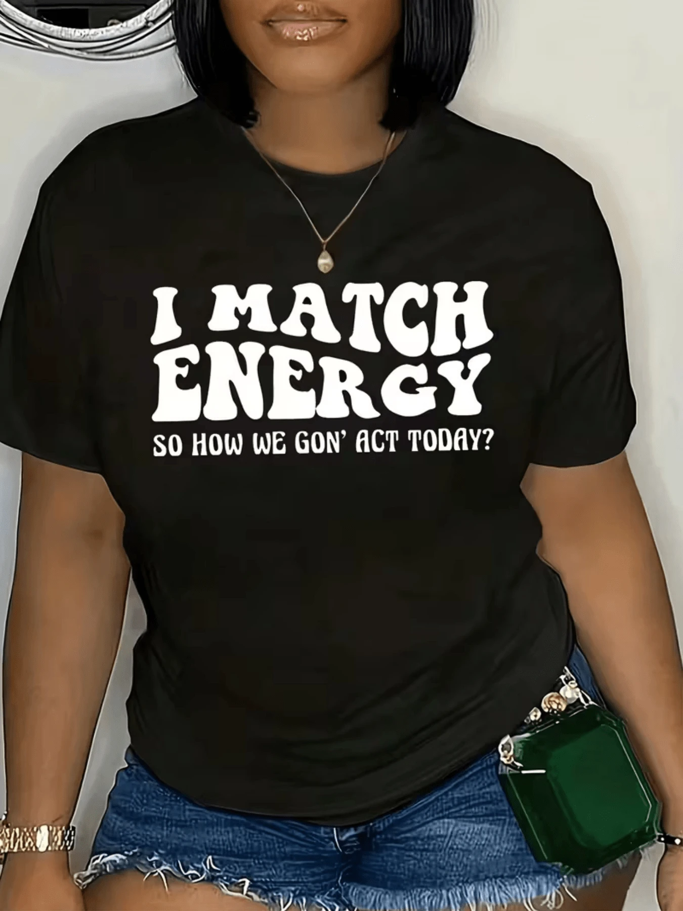 Frase que invita a reflejar la actitud y energía del día con un toque moderno de empoderamiento positivo ideal para mujeres seguras camiseta de mujer casual para diario cómoda y versátil - Negro - Ver 1