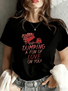A Red Truck Spilling Many Hearts Symbolizes Generosity And Sincere Affection, Filling The Surroundings With Positive Energy And Tenderness. This Modern Women's T-Shirt Is Ideal For Expressing Everyday Love. - 黑色 - 查看 6