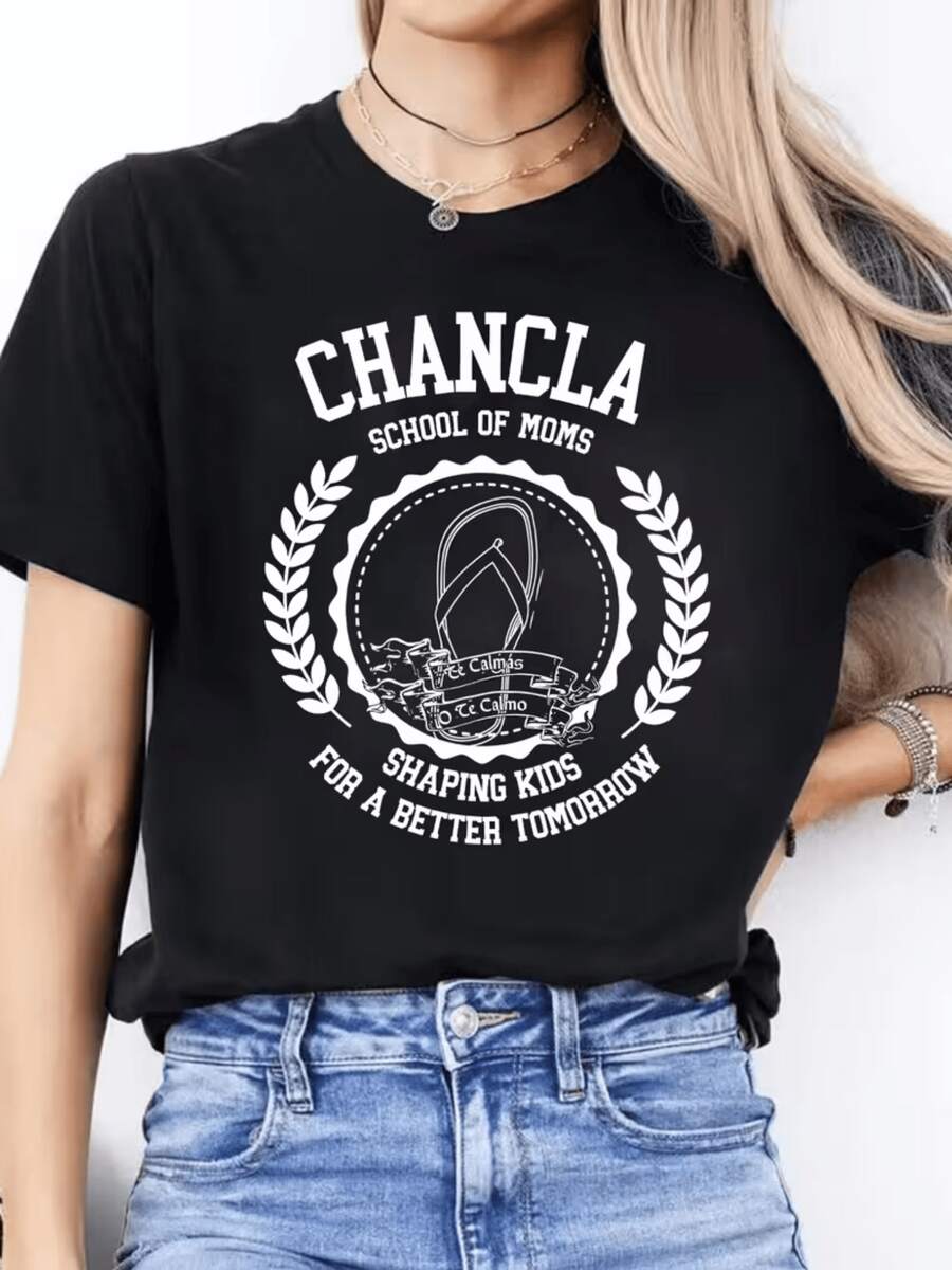 A Fun Symbol Depicting A Traditional Sandal Surrounded By Branches And Humorous Phrases That Evoke Maternal Spirit And Modern Family Upbringing. A Comfortable, Casual Women's T-Shirt, Ideal For Everyday Wear And Gatherings With Friends. - 黑色 - 查看 1