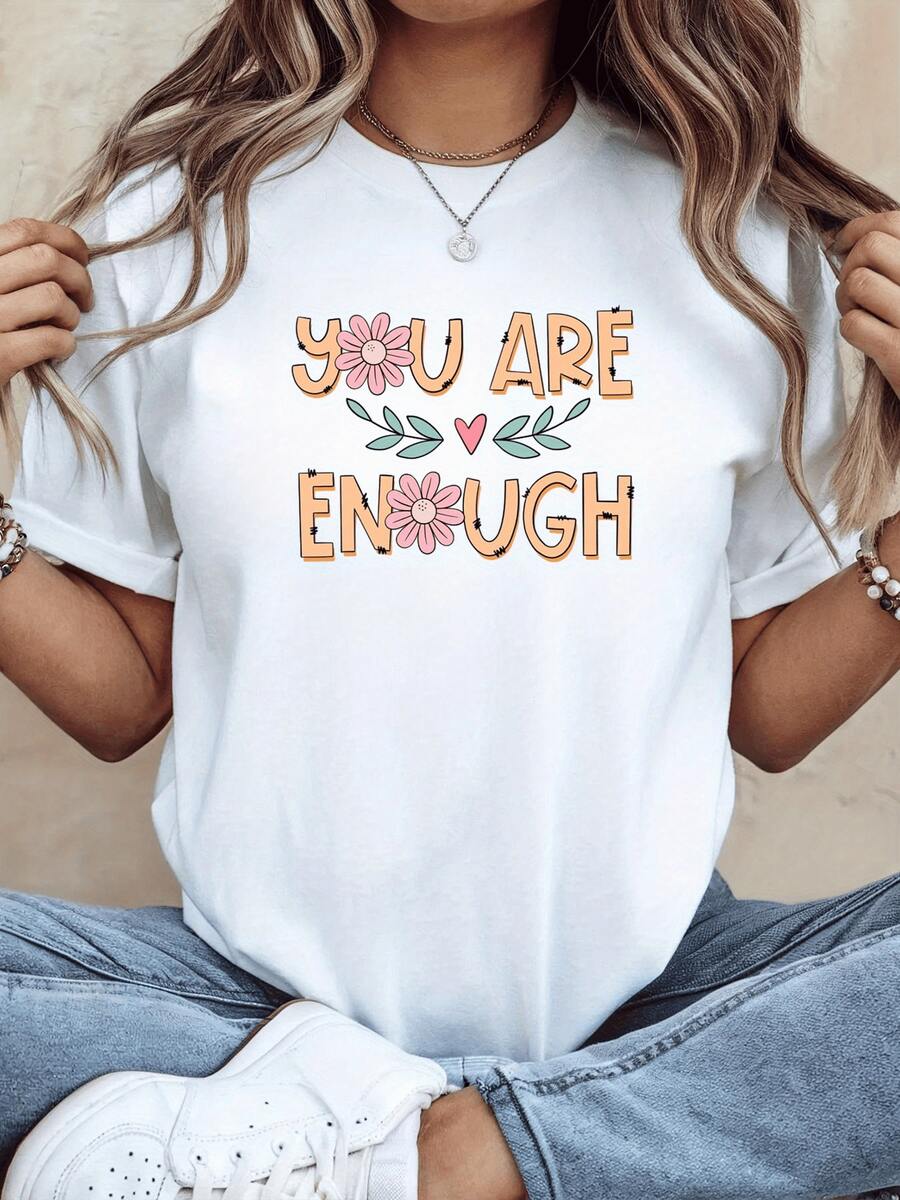 Motivational Phrase With Pink Flowers And Green Leaves Symbolizing Self-Acceptance And Self-Love, Inspiring Confidence And Positive Energy. Comfortable And Modern Casual Women's T-Shirt - 白色 - 查看 1