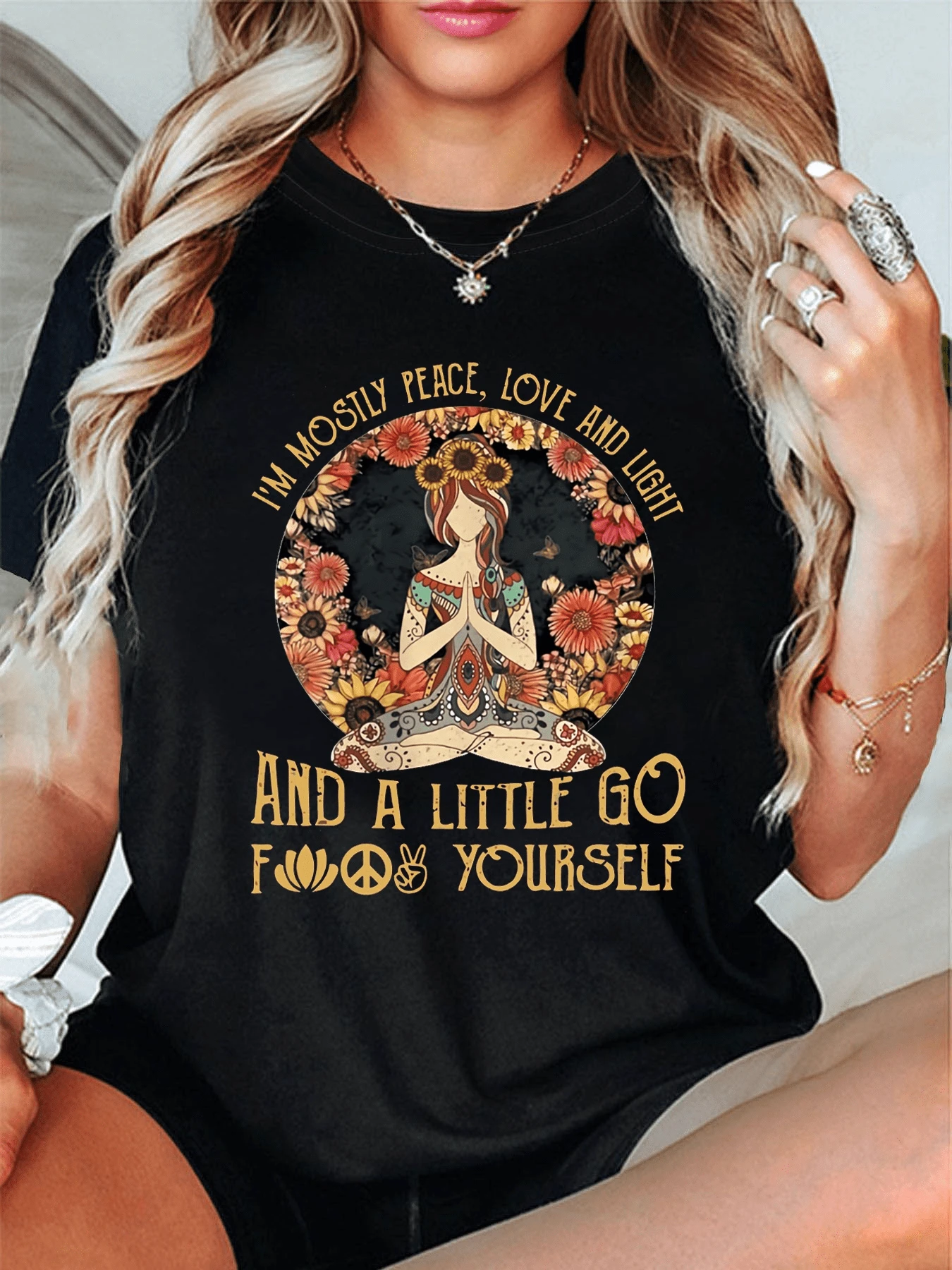Figura de mujer meditando rodeada de flores que simbolizan paz amor luz y conexión espiritual transmitiendo tranquilidad y energía positiva camiseta de mujer casual cómoda para uso diario - Negro - Ver 1