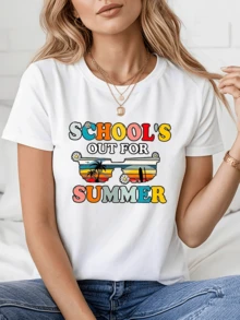 Colorful Words Celebrating The End Of Classes With A Sunset Beach Landscape Of Palm Trees And Flowers That Evoke Freedom And Joy. Comfortable Casual Women's T-Shirt For Sunny Days. - 白色 - 查看 1