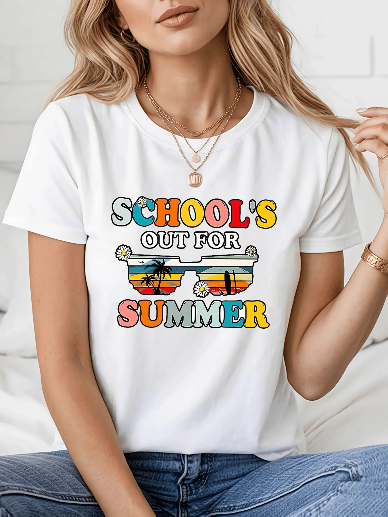 Colorful Words Celebrating The End Of Classes With A Sunset Beach Landscape Of Palm Trees And Flowers That Evoke Freedom And Joy. Comfortable Casual Women's T-Shirt For Sunny Days. - 白色 - 查看 1