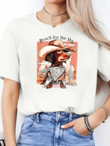 Perro valiente con sombrero de vaquero y pañuelo que simboliza libertad aventura y actitud positiva bajo el sol del desierto camiseta de mujer casual cómoda para uso diario - Blanco - Ver 1