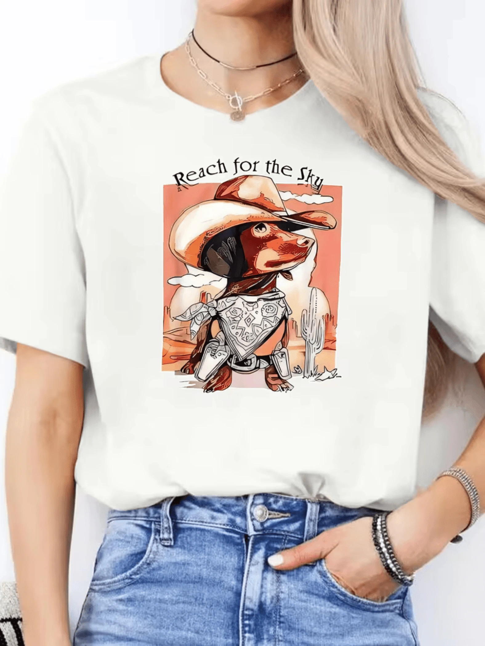 Perro valiente con sombrero de vaquero y pañuelo que simboliza libertad aventura y actitud positiva bajo el sol del desierto camiseta de mujer casual cómoda para uso diario - Blanco - Ver 1