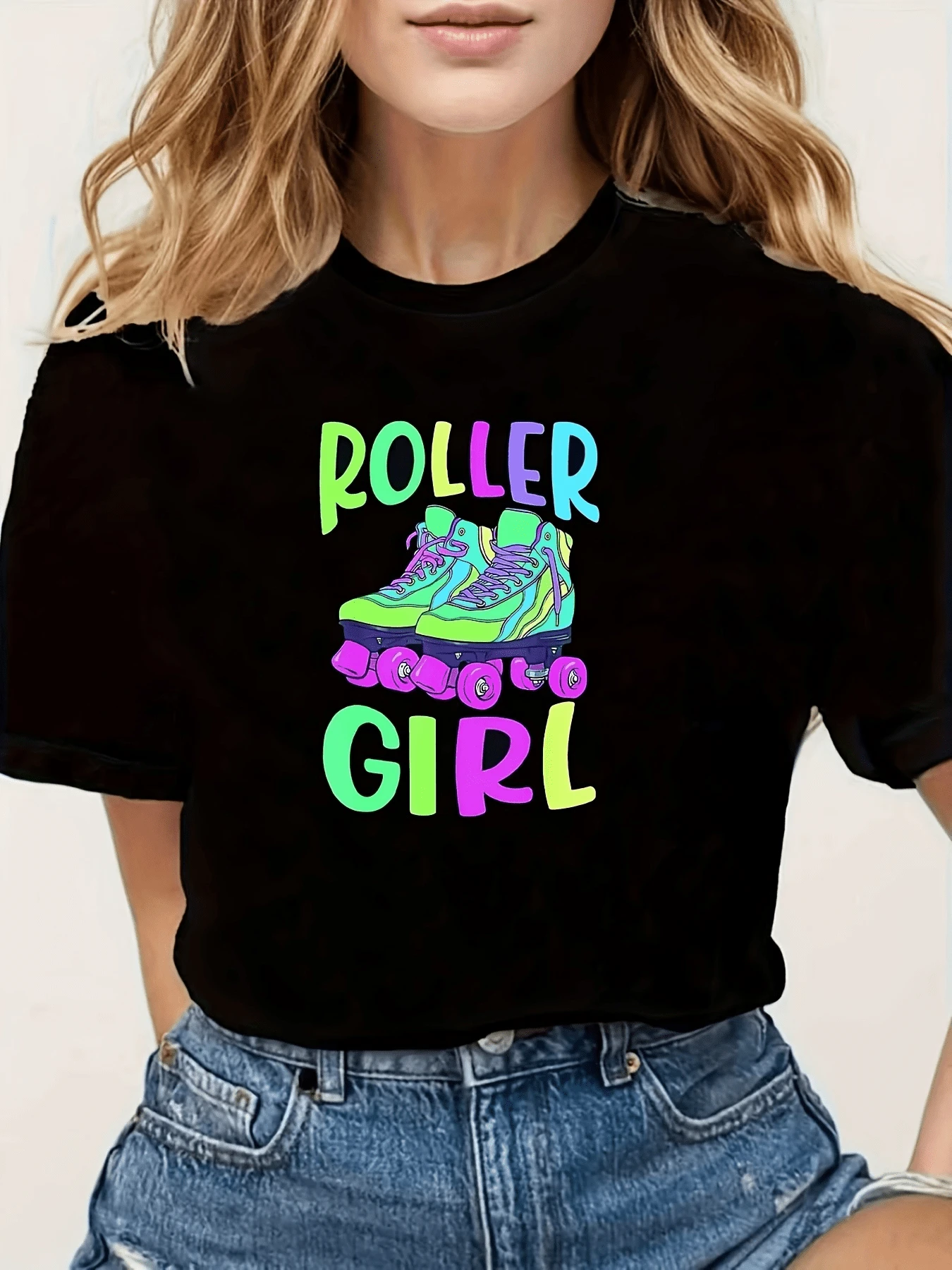 Patines coloridos que evocan libertad diversión y movimiento juvenil con letras vibrantes que inspiran energía positiva camiseta de mujer con estilo urbano moderno para días activos y alegres - Negro - Ver 1