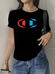 Símbolo abstracto con formas curvas que combinan tonos rojos azules y negros evocando equilibrio modernidad y energía dinámica camiseta de mujer casual cómoda para uso diario - Negro - Ver 6