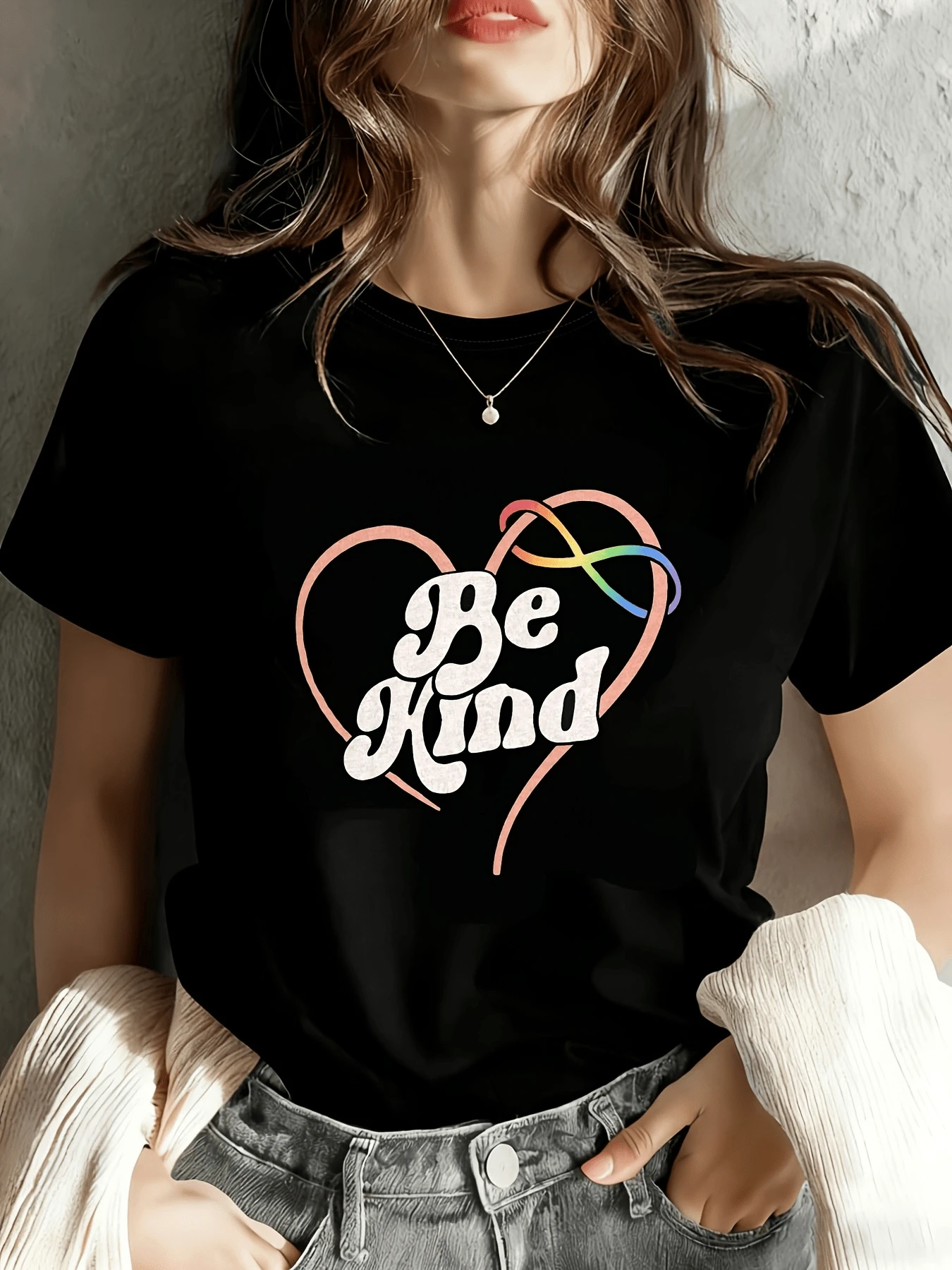 Heart With An Inspiring Message That Promotes Empathy And Kindness, Showing Soft Lines And Harmonious Colors That Convey Positive Energy And Unity. Comfortable And Modern Women's T-Shirt For Everyday Wear - 黑色 - 查看 1