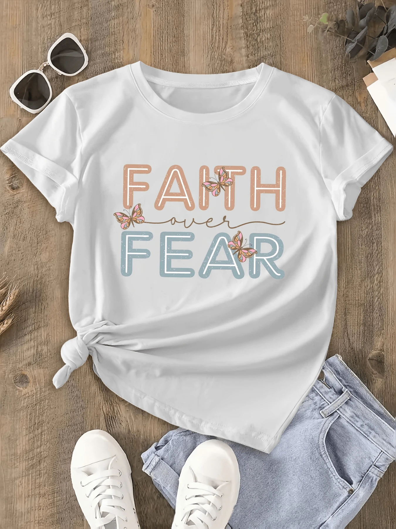 Motivational Phrases With Butterflies Representing Spiritual Confidence And Inner Strength In The Face Of Adversity. Women's T-Shirt With A Positive Message, Casual And Elegant For Everyday Wear. - 白色 - 查看 1