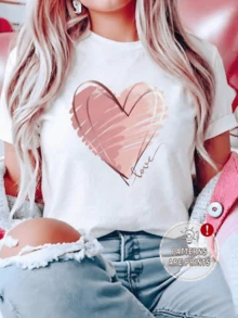 A Heart Drawn In Pink Tones Represents Tenderness And Sincere Love, With The Word "Love" Written In An Artistic Style, Ideal For Expressing Positive Feelings. A Comfortable, Casual Women's T-Shirt For Everyday Wear. - 白色 - 查看 8