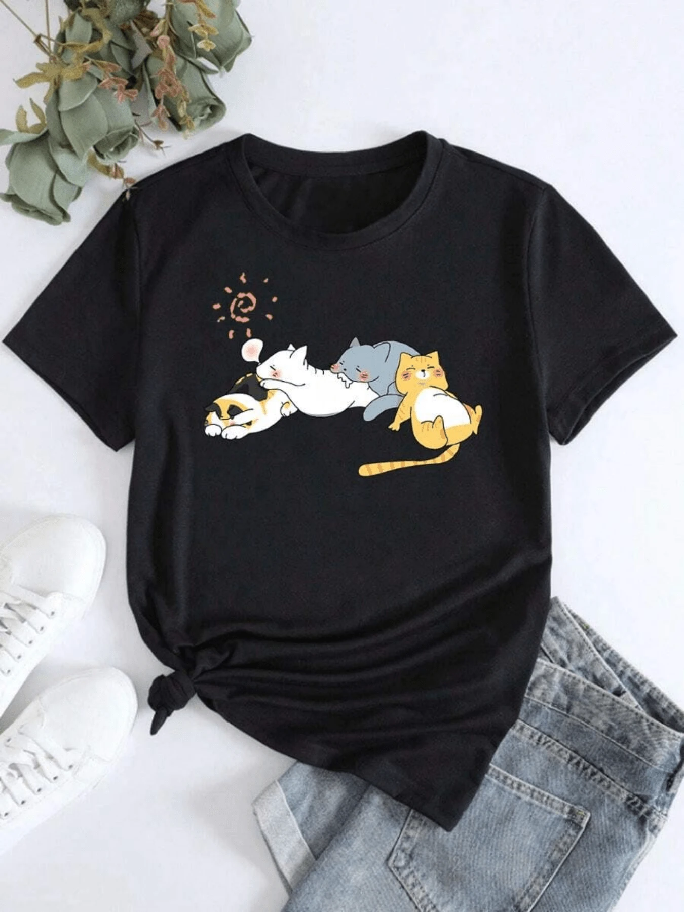 Sleeping Cats Under A Playful Sun Symbolize Tranquility, Friendship, And Unity, Conveying A Sense Of Rest And Tenderness Perfect For Relaxed Moments. A Comfortable And Modern Casual Women's T-Shirt. - 黑色 - 查看 1