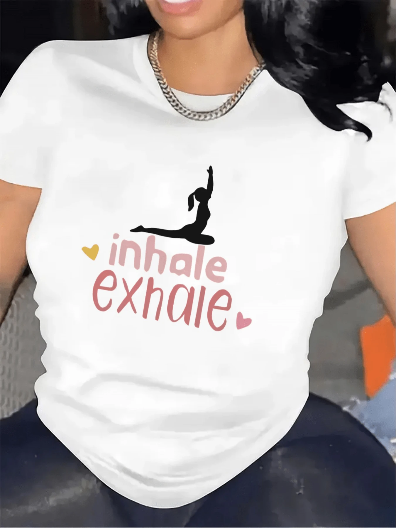 Image Of A Woman Practicing Yoga With Motivational Words Inhale Exhale That Inspire Calm, Balance And Positive Energy For The Day. Comfortable Casual Women's T-Shirt For Everyday Wear - 白色 - 查看 1
