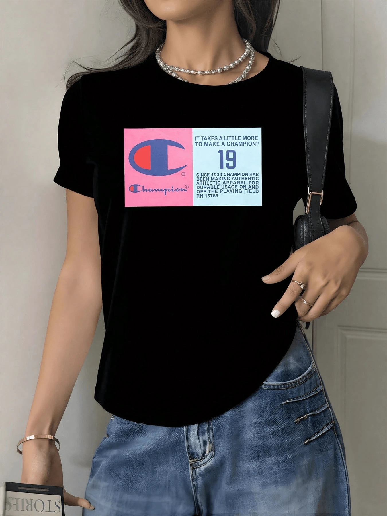 A Symbol Representing Effort And Confidence, With Lettering That Evokes Strength And Sporting Energy, Creating An Inspiring Message For Confident Women. Women's T-Shirt, Round Neck, Casual And Elegant. - 黑色 - 查看 1