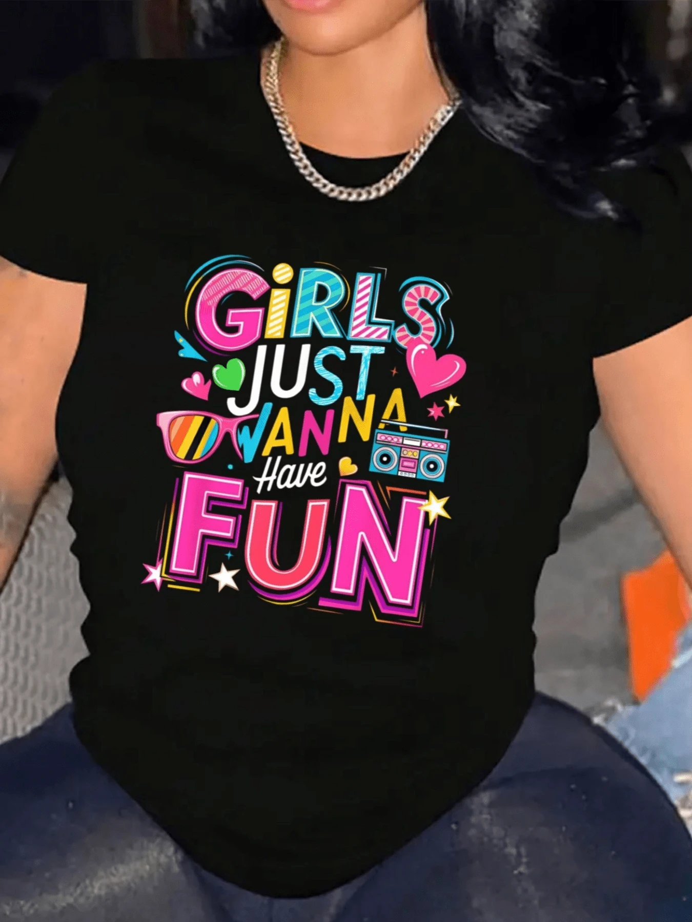 Colorful Phrase Expressing Feminine Joy And Free Spirit With Hearts, Glasses And Stars Conveying Positive Energy And Youthful Fun. Modern Casual Women's T-Shirt. - 黑色 - 查看 1