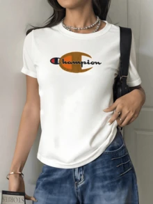 Large Symbol In The Shape Of The Letter C In Warm Tones Representing Energy, Inner Strength And A Positive Attitude With A Central Word Evoking Confidence And Self-Improvement. Women's Casual Modern Elegant T-Shirt For Everyday Wear. - 白色 - 查看 6
