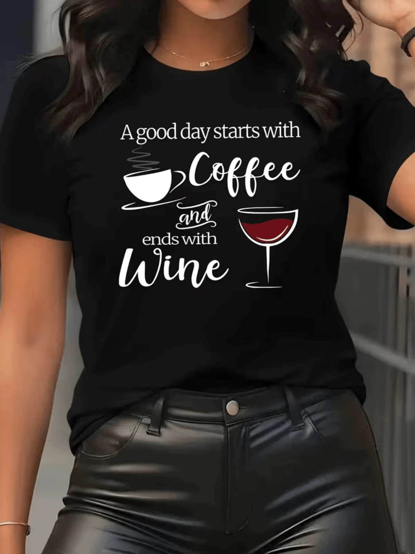 Taza de café humeante y copa de vino simbolizan el equilibrio entre el inicio activo y el descanso al final del día reflejando placer y bienestar camiseta de mujer moderna y casual para uso diario - Negro - Ver 1