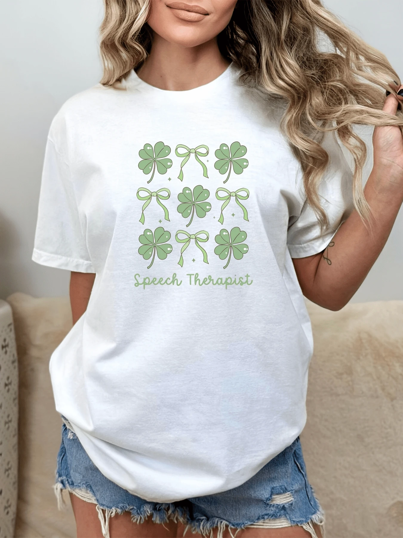 Lucky Symbols Composed Of Green Clovers And Ribbons Representing Hope And Positive Energy To Attract Happy Moments And Well-Being. Comfortable Casual Women's T-Shirt For Everyday Wear. - 白色 - 查看 1