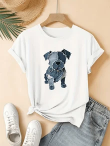 A Dog Crafted From Denim Scraps Symbolizes Loyalty, Joy, And Youthful Spirit, Showcasing Artisanal Texture And Urban Charm. A Modern, Comfortable, Casual White Women's T-Shirt For Everyday Wear. - 白色 - 查看 8