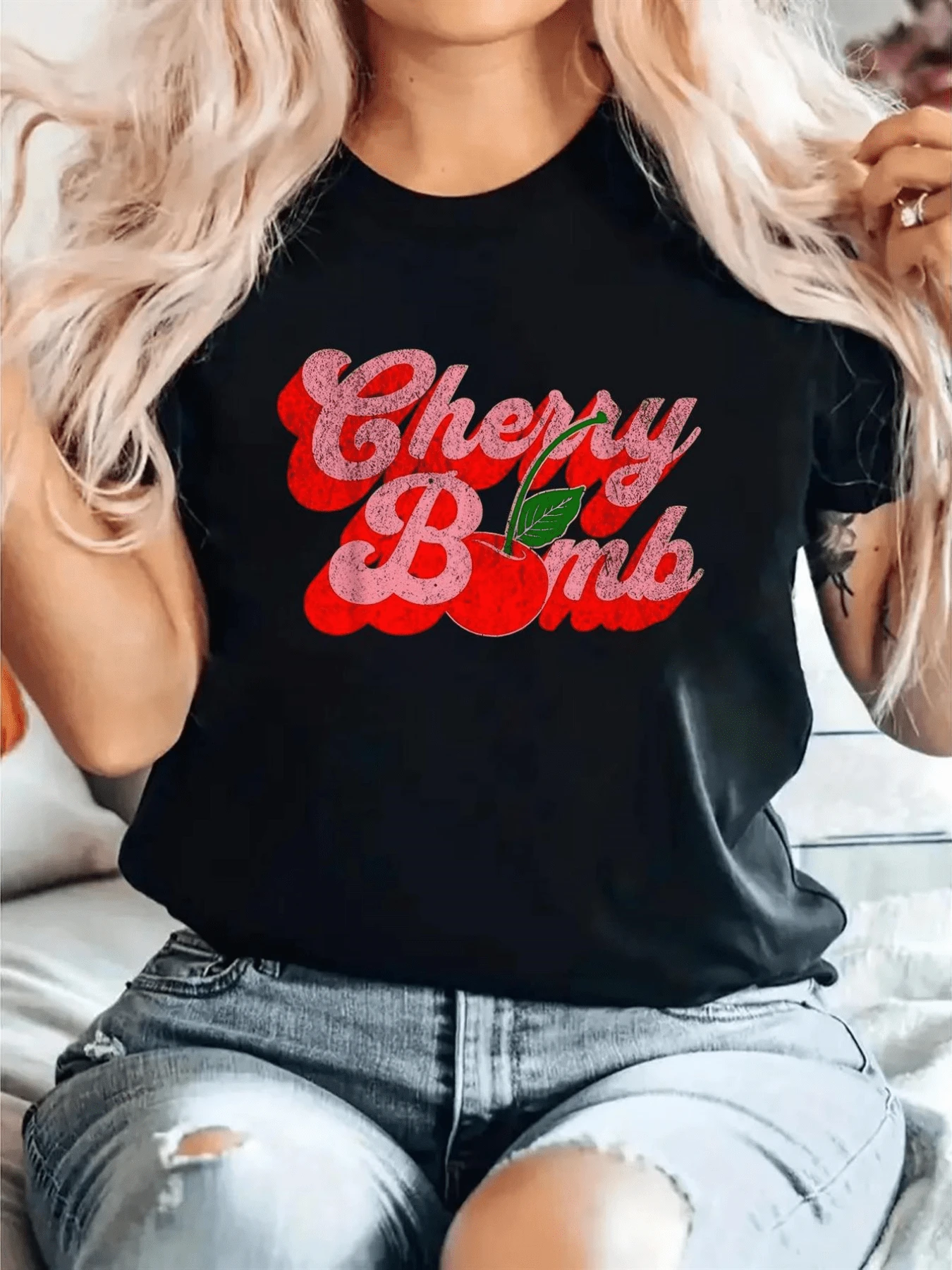 La fruta roja con brillo simboliza energía pasión y feminidad representando la frescura del verano y una personalidad audaz camiseta de mujer moderna casual cómoda para diario - Negro - Ver 1