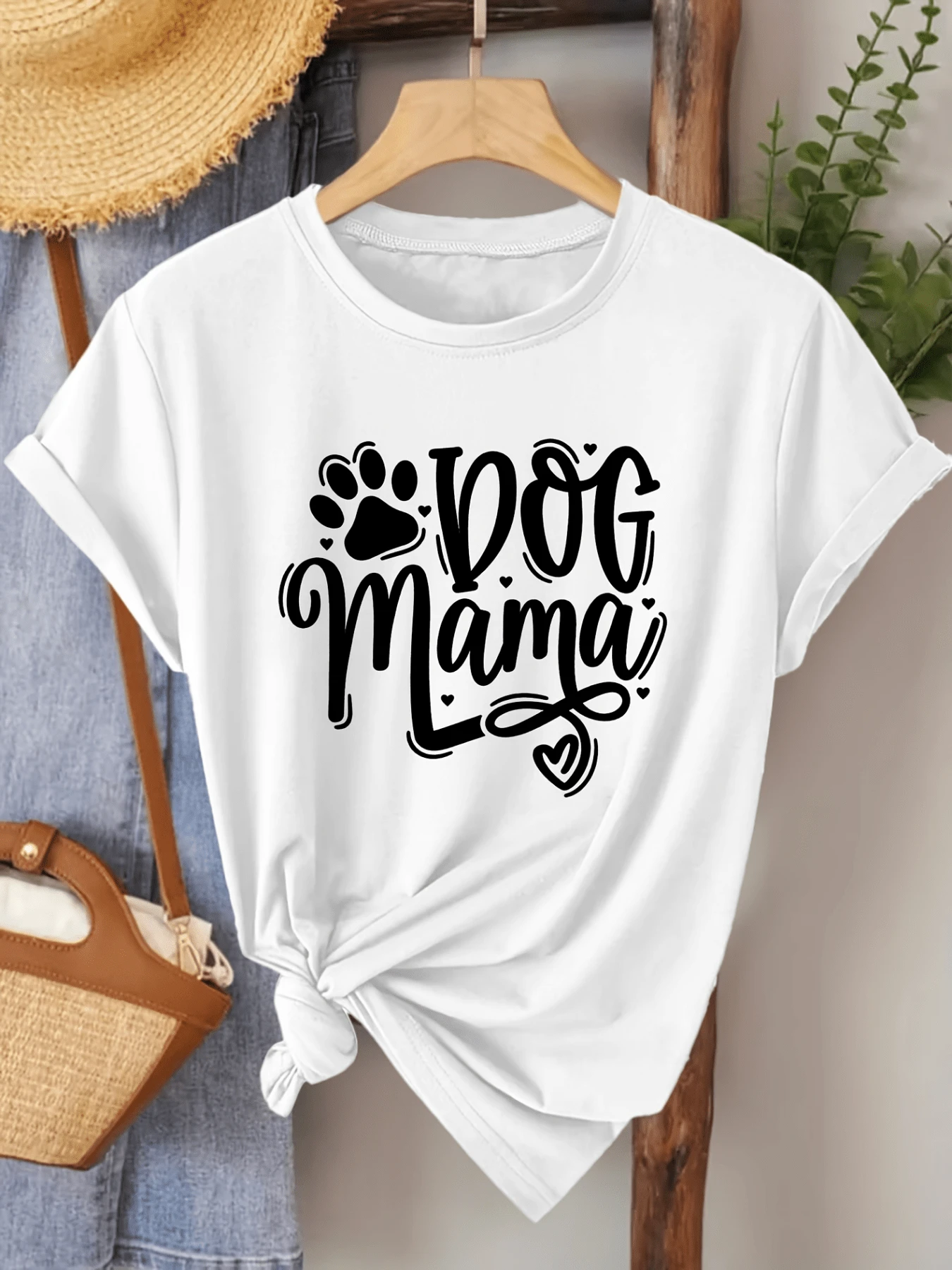 Paw Print And Heart Symbolize The Infinite Affection Between A Woman And Her Canine Companion, Showing Pride And Tenderness For Being A Dog Mother. Casual, Comfortable, And Modern Women's T-Shirt For Everyday Wear - 白色 - 查看 1