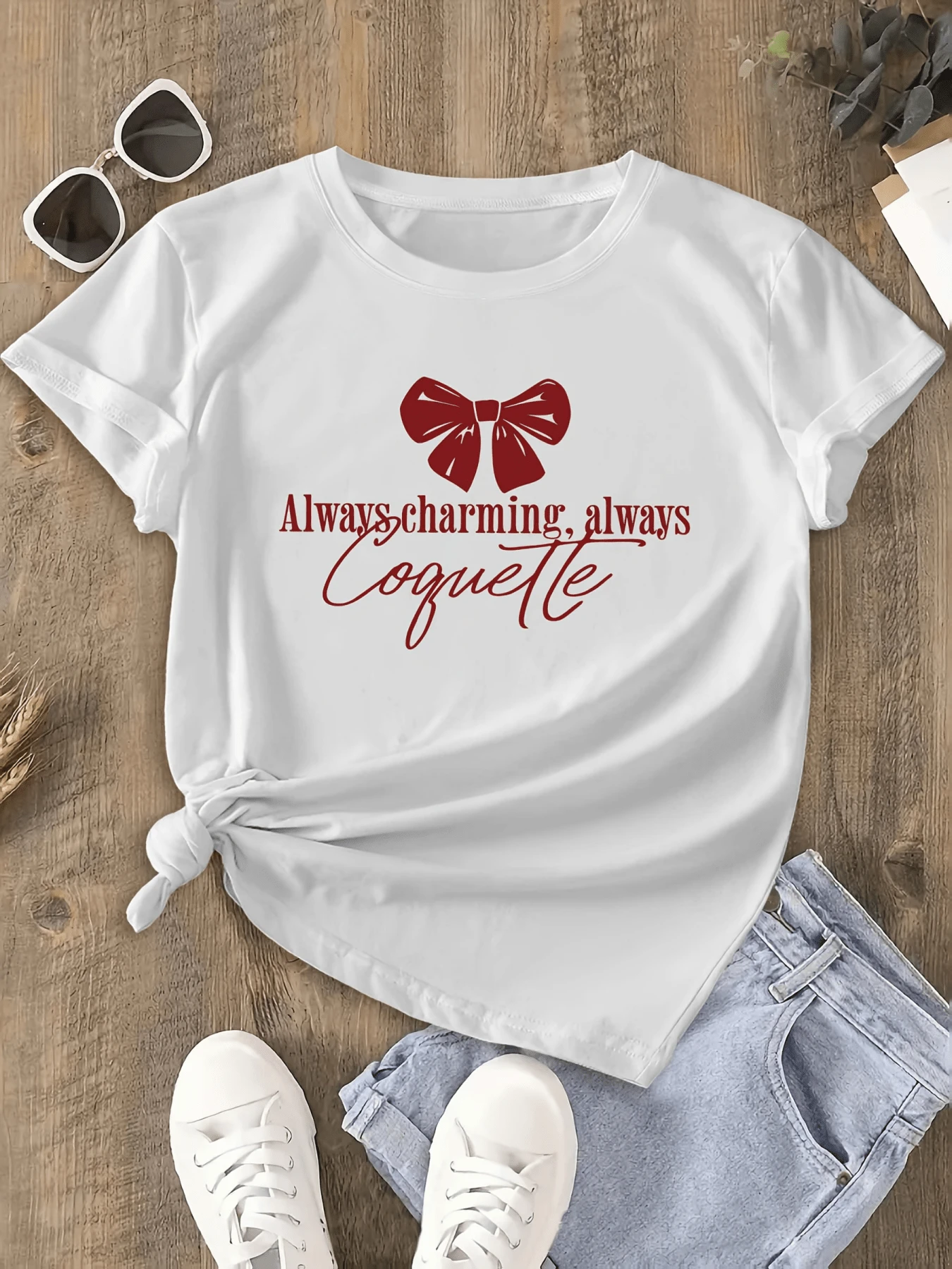 A Red Ribbon Symbolizes Feminine Charm And Confidence, Conveying A Flirty And Cheerful Spirit That Reflects Inner Beauty And Seductive Playfulness With An Elegant Touch. A Modern, Casual Women's T-Shirt For Everyday Wear. - 白色 - 查看 1