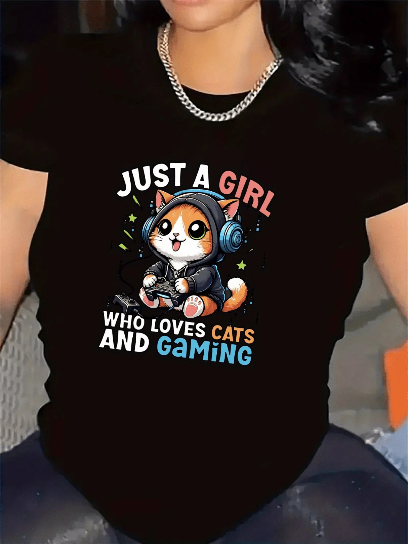 Un gato con auriculares sosteniendo un mando simboliza diversión amor por los videojuegos y ternura felina camiseta de mujer moderna cómoda para uso diario - Negro - Ver 1