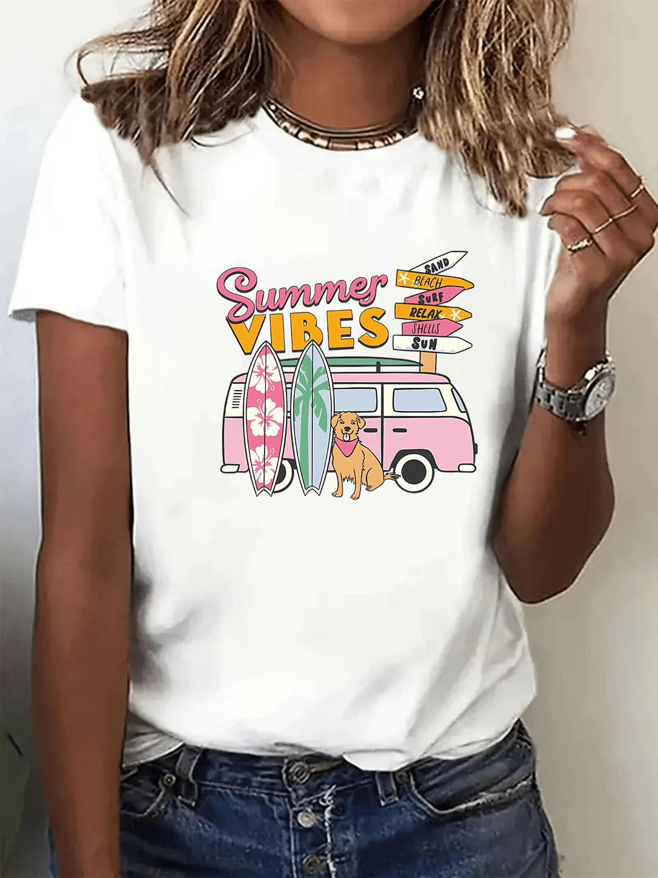 Pink Van Next To Golden Dog With Surfboards And Signs Of Sand Beach Sun Conveys Free Summer Energy Full Of Adventure, Modern Women's T-Shirt For Sunny Days - 白色 - 查看 1