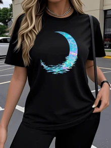 A Bright Crescent Moon Reflected On A Calm Lake With Blue And Pink Tones That Evoke Serenity And Fantasy. A Comfortable, Casual Women's T-Shirt For Everyday Wear, Elegant And Modern. - 黑色 - 查看 6