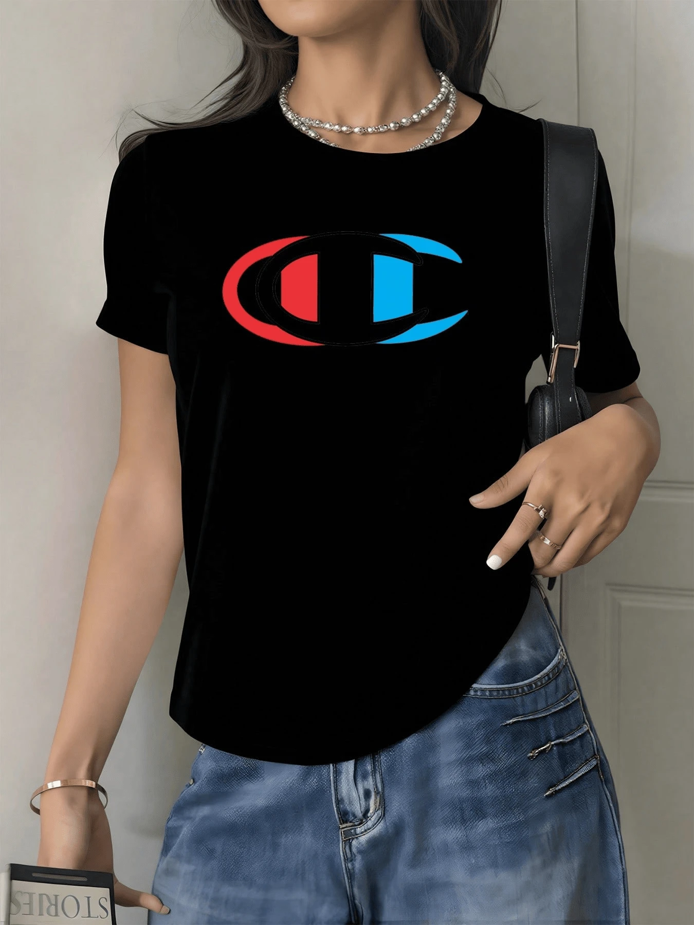 Símbolo abstracto con formas curvas que combinan tonos rojos azules y negros evocando equilibrio modernidad y energía dinámica camiseta de mujer casual cómoda para uso diario - Negro - Ver 1