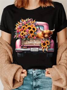 Un antiguo camión rosado cargado de girasoles y flores multicolores que simbolizan alegría esperanza y energía femenina bajo el sol veraniego transmite un espíritu libre y positivo camiseta de mujer casual cómoda de manga corta para uso diario - Negro - Ver 1