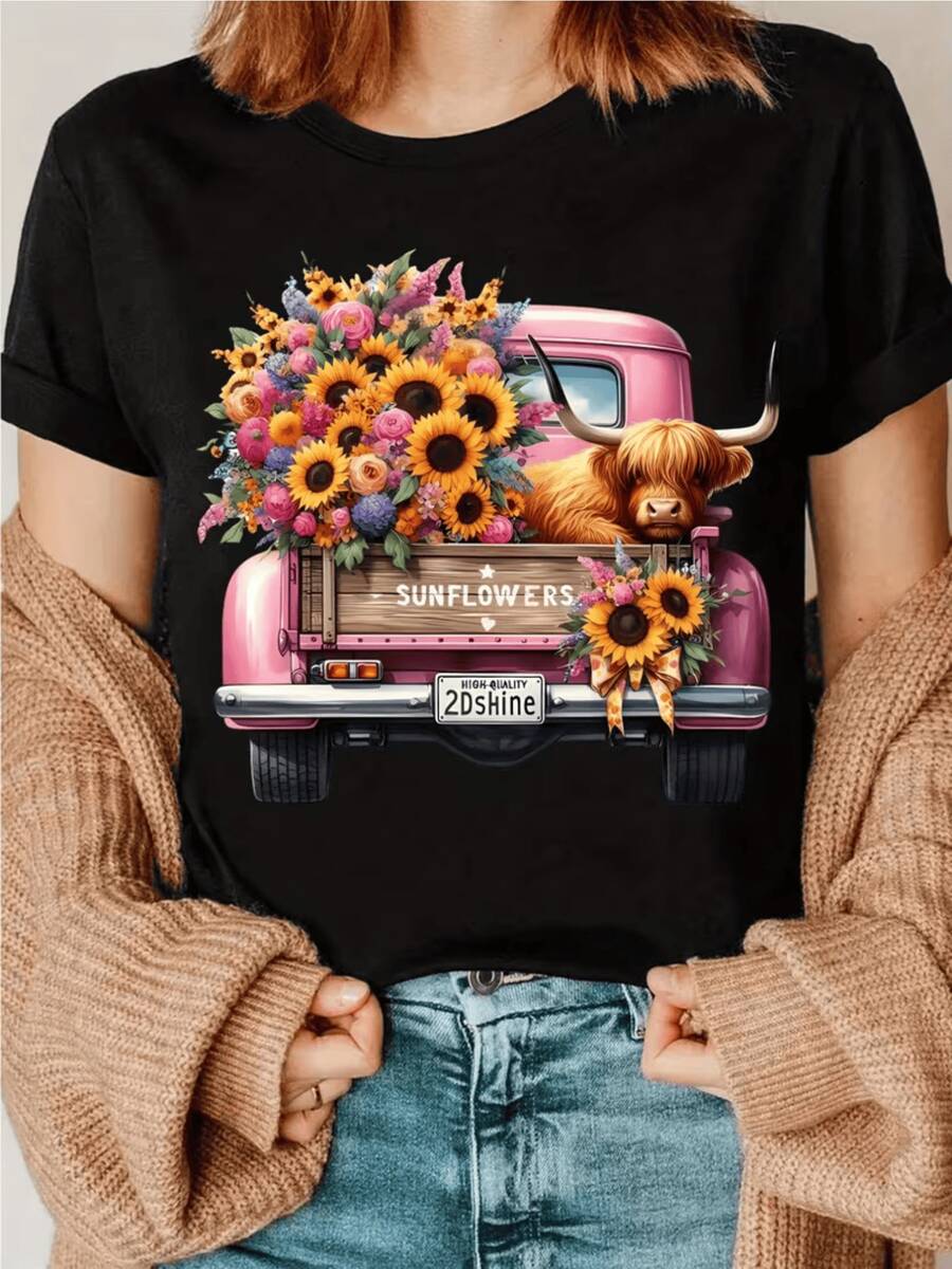 Un antiguo camión rosado cargado de girasoles y flores multicolores que simbolizan alegría esperanza y energía femenina bajo el sol veraniego transmite un espíritu libre y positivo camiseta de mujer casual cómoda de manga corta para uso diario - Negro - Ver 1