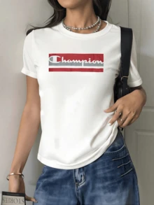A Symbol Representing Strength And Confidence With A Red Background And Dark Stripe, Evoking Modern Energy, Perfect For Conveying A Confident Attitude. A Stylish Casual Women's T-Shirt For Everyday Wear. - 白色 - 查看 1