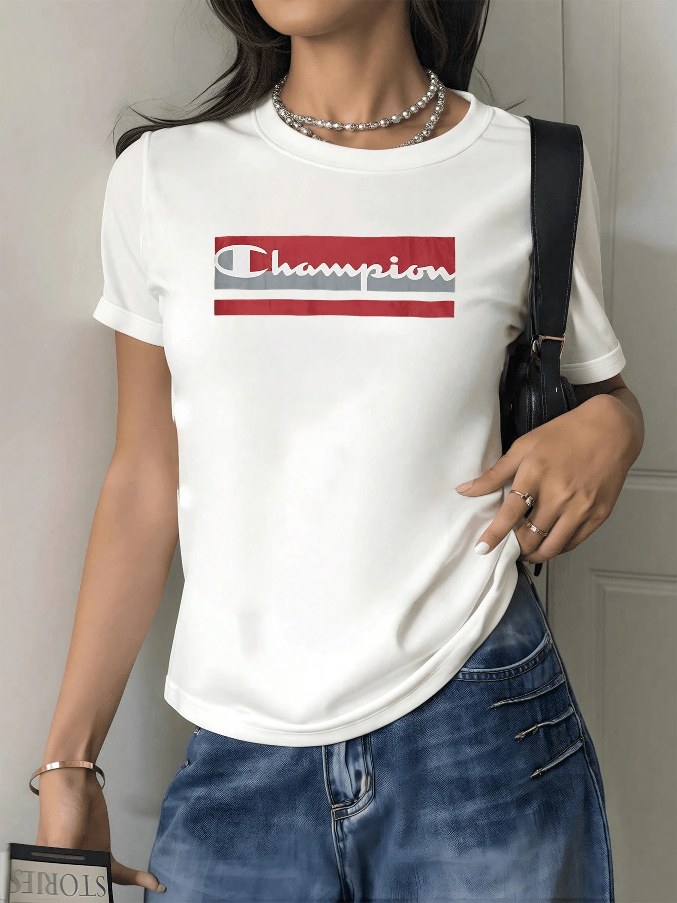 A Symbol Representing Strength And Confidence With A Red Background And Dark Stripe, Evoking Modern Energy, Perfect For Conveying A Confident Attitude. A Stylish Casual Women's T-Shirt For Everyday Wear. - 白色 - 查看 1