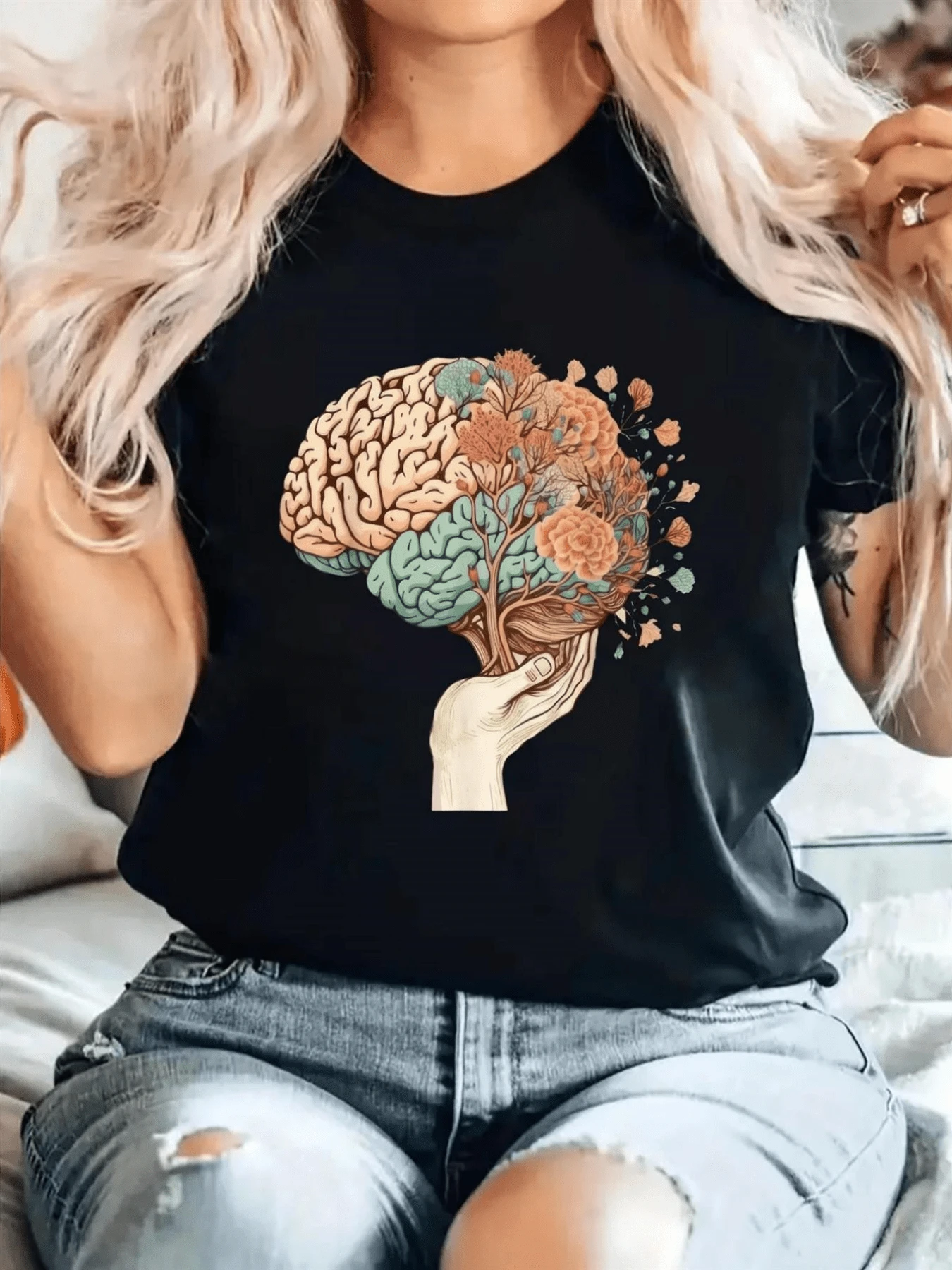 Un cerebro lleno de ramas y flores que simboliza el crecimiento interior la conexión entre mente y naturaleza y la expansión de la creatividad camiseta de mujer cómoda moderna y perfecta para expresar equilibrio y energía positiva - Negro - Ver 1