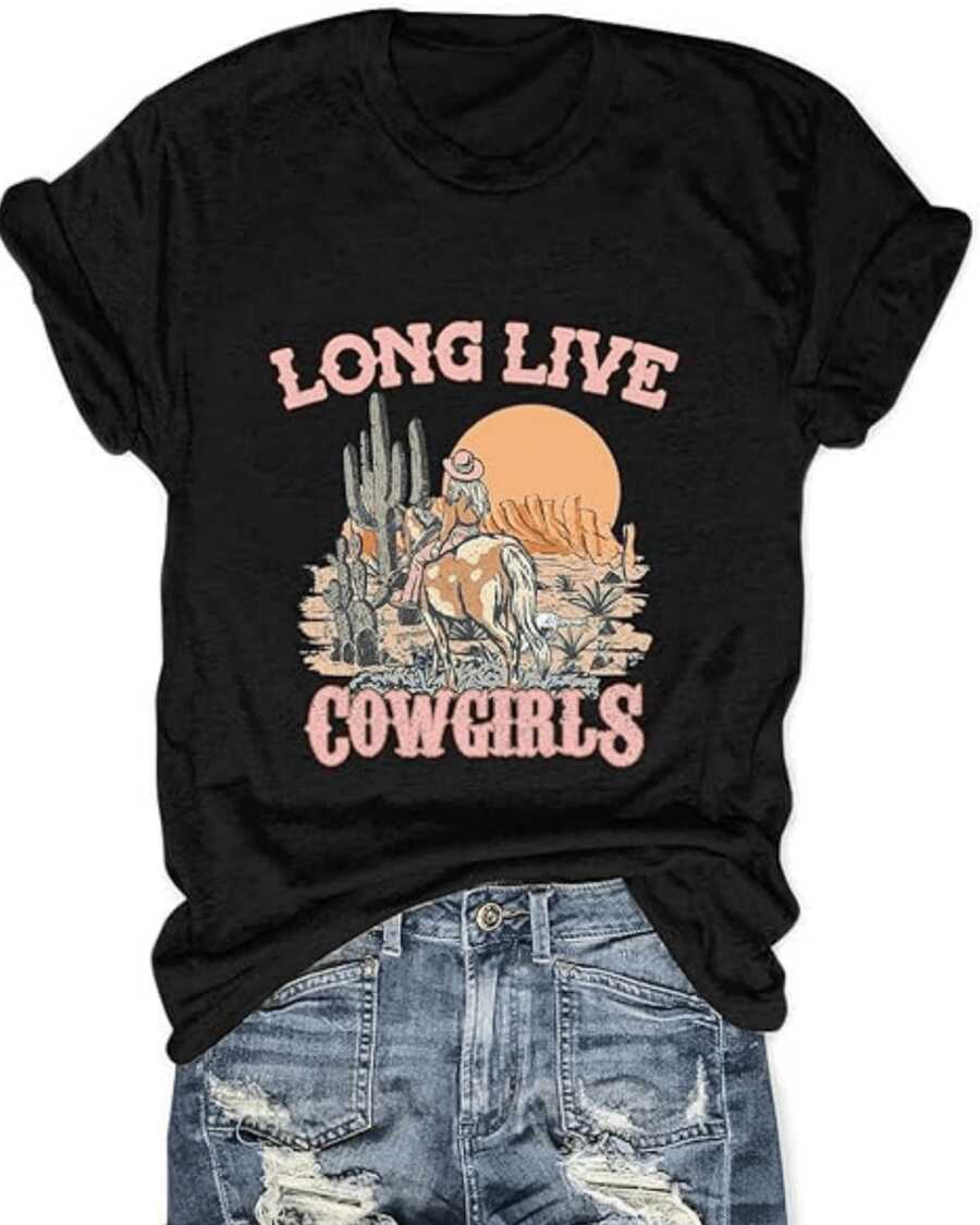 Atardecer en el desierto con una mujer montando un caballo junto a cactus que reflejan libertad horizonte cálido y espíritu aventurero camiseta de mujer casual cómoda para uso diario - Negro - Ver 1