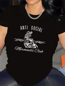 Sirena sentada sobre una roca mirando el horizonte y sosteniendo una concha marina símbolo de independencia y conexión con el océano que evoca fuerza interior y serenidad camiseta de mujer casual moderna cómoda para uso diario - Negro - Ver 6