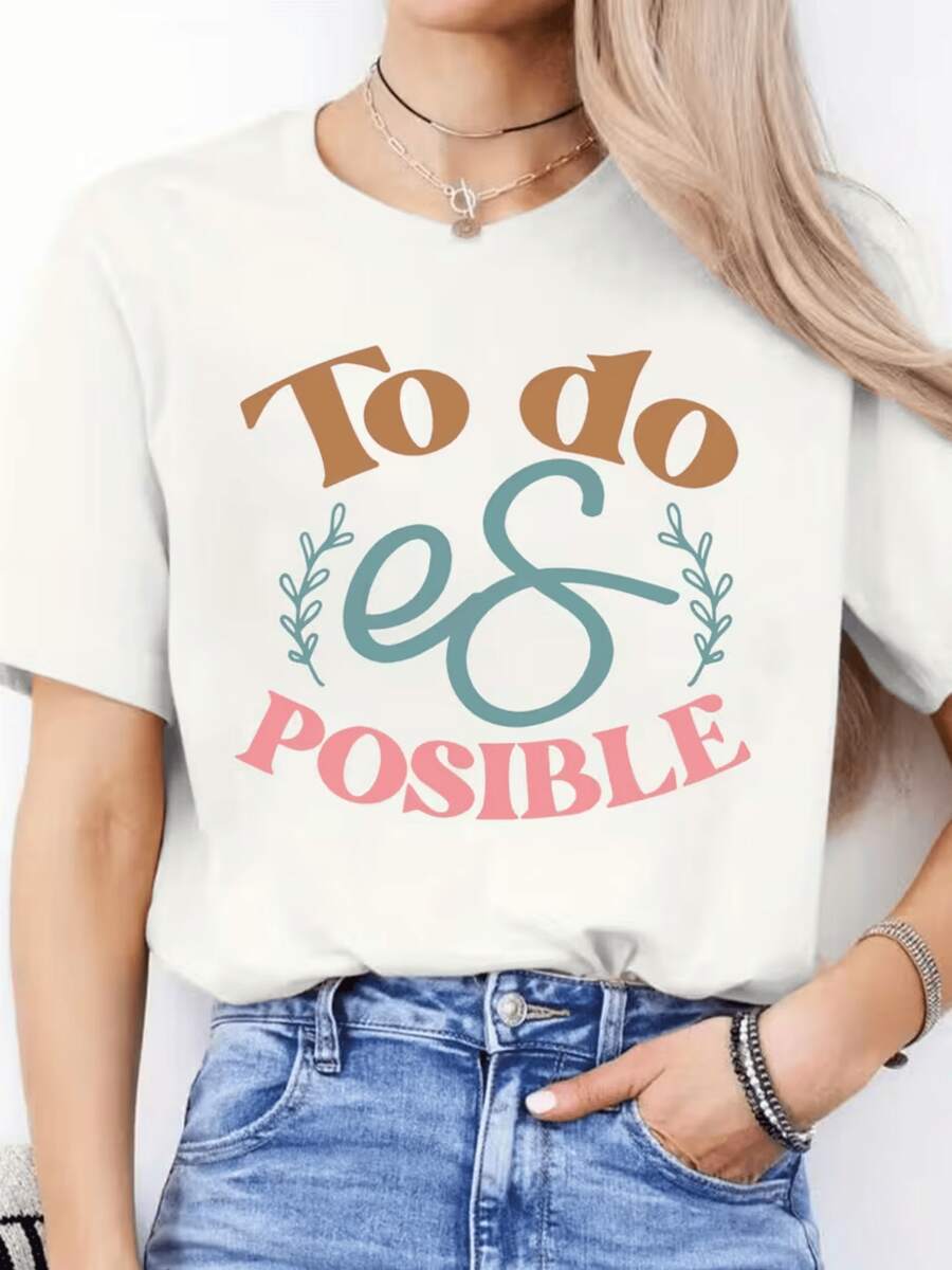 Frase inspiradora que transmite energía positiva y esperanza con letras grandes y colores cálidos rodeada de motivos naturales que simbolizan crecimiento y la posibilidad de cumplir sueños camiseta de mujer casual moderna y cómoda para uso diario - Blanco - Ver 1
