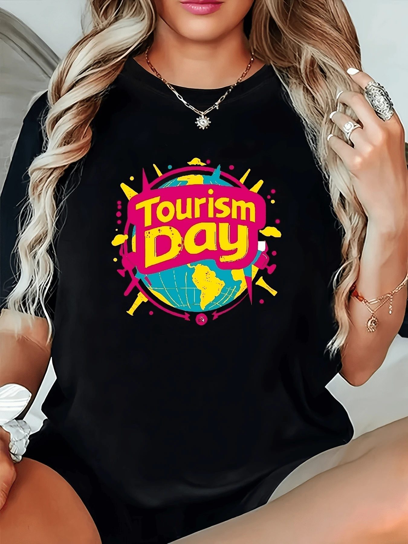 A Colorful Globe Surrounded By Vibrant Geometric Shapes And Cheerful Lettering Celebrates Global Connection And The Positive Spirit Of Tourism. A Comfortable, Modern Women's T-Shirt, Perfect For Casual Days And Urban Adventures. - 黑色 - 查看 1