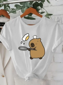 Un dibujo de un capibara simpático con gorro de chef preparando un huevo en sartén mostrando una escena divertida y tierna llena de alegría que transmite humor cotidiano y encanto moderno camiseta de mujer casual cómoda para uso diario - Blanco - Ver 6